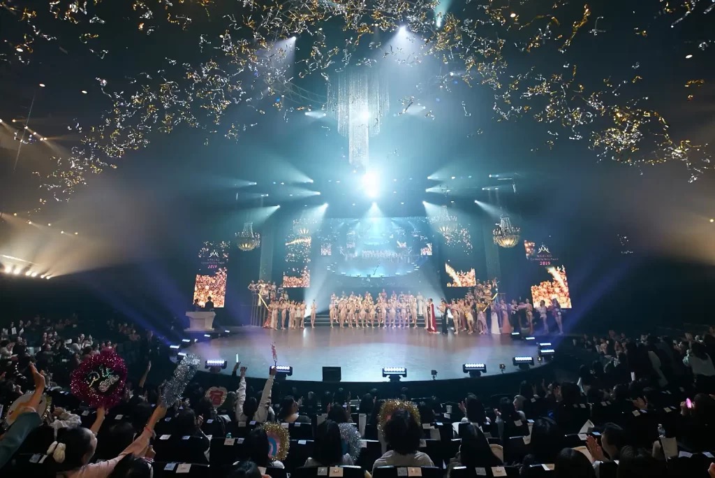 華やかなステージイベントの様子